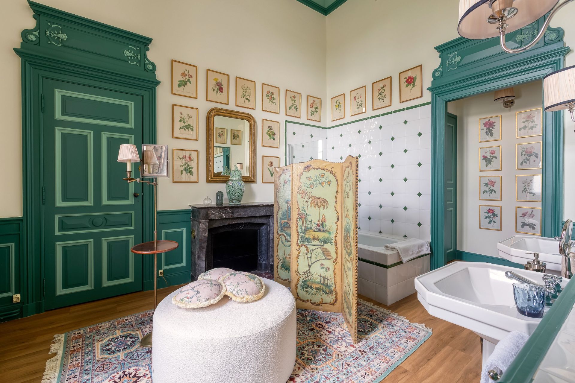 castle 80 Rooms for sale on CURZAY SUR VONNE (86600)