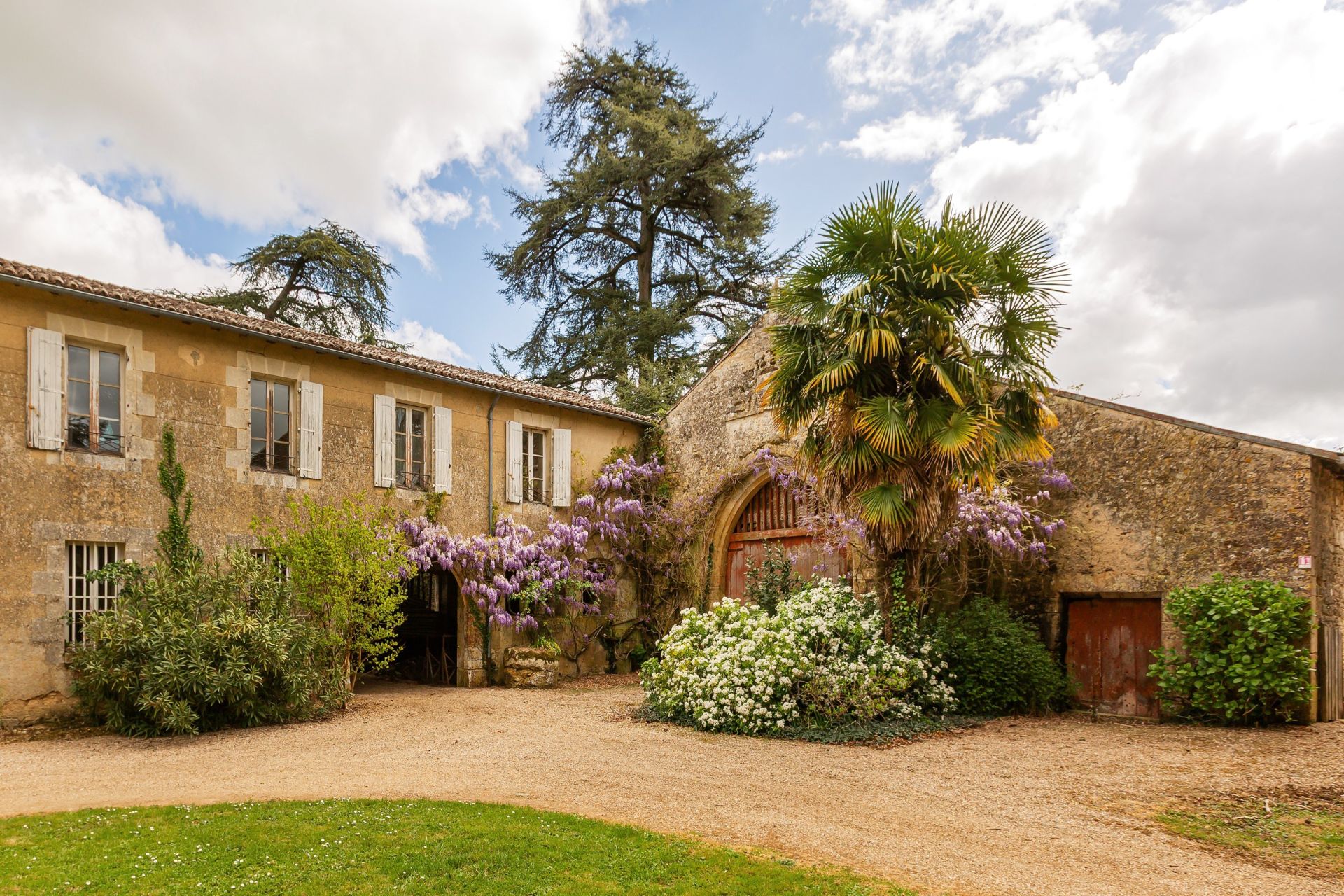 castle 80 Rooms for sale on CURZAY SUR VONNE (86600)