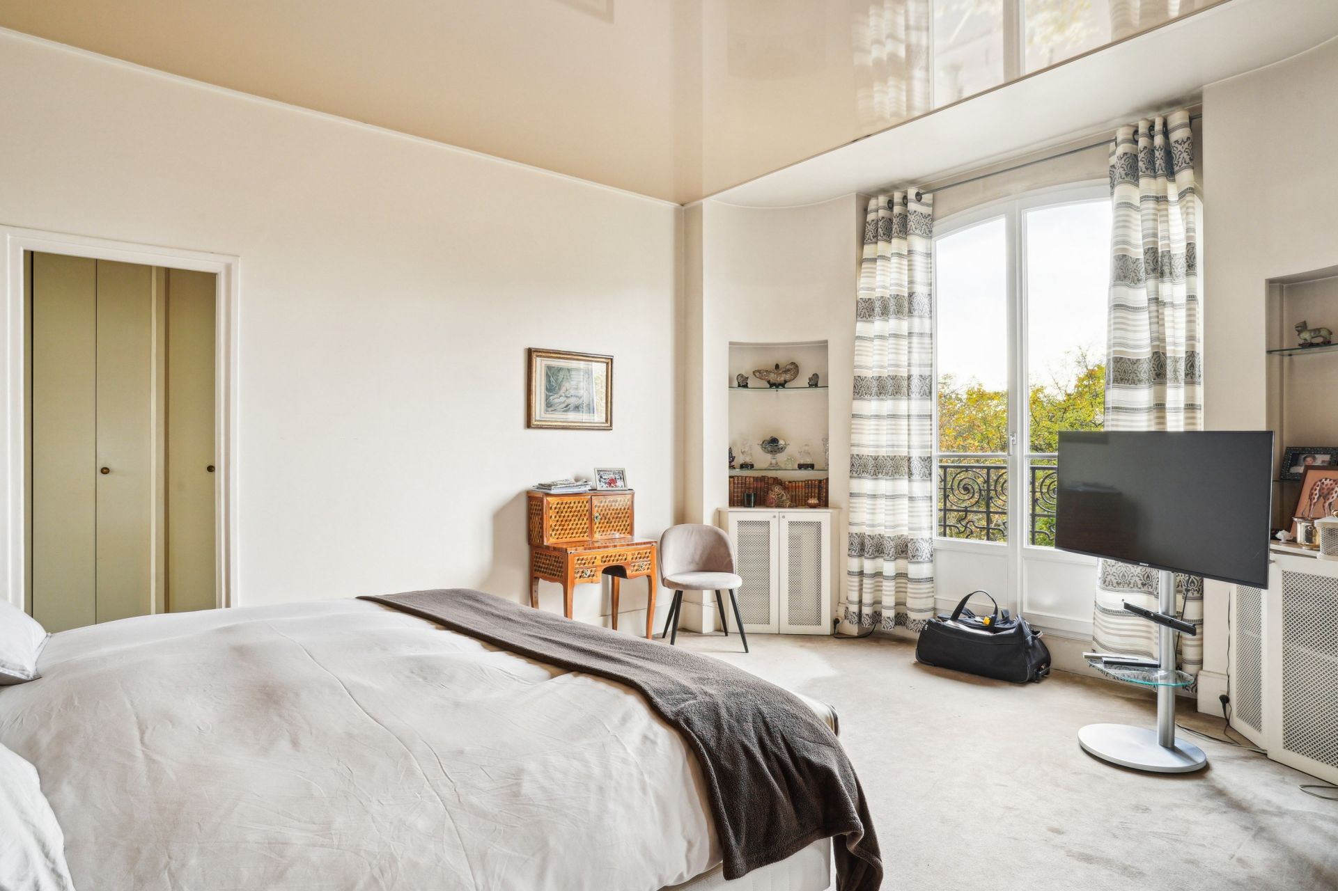 apartment 5 Rooms for sale on PARIS (75116)