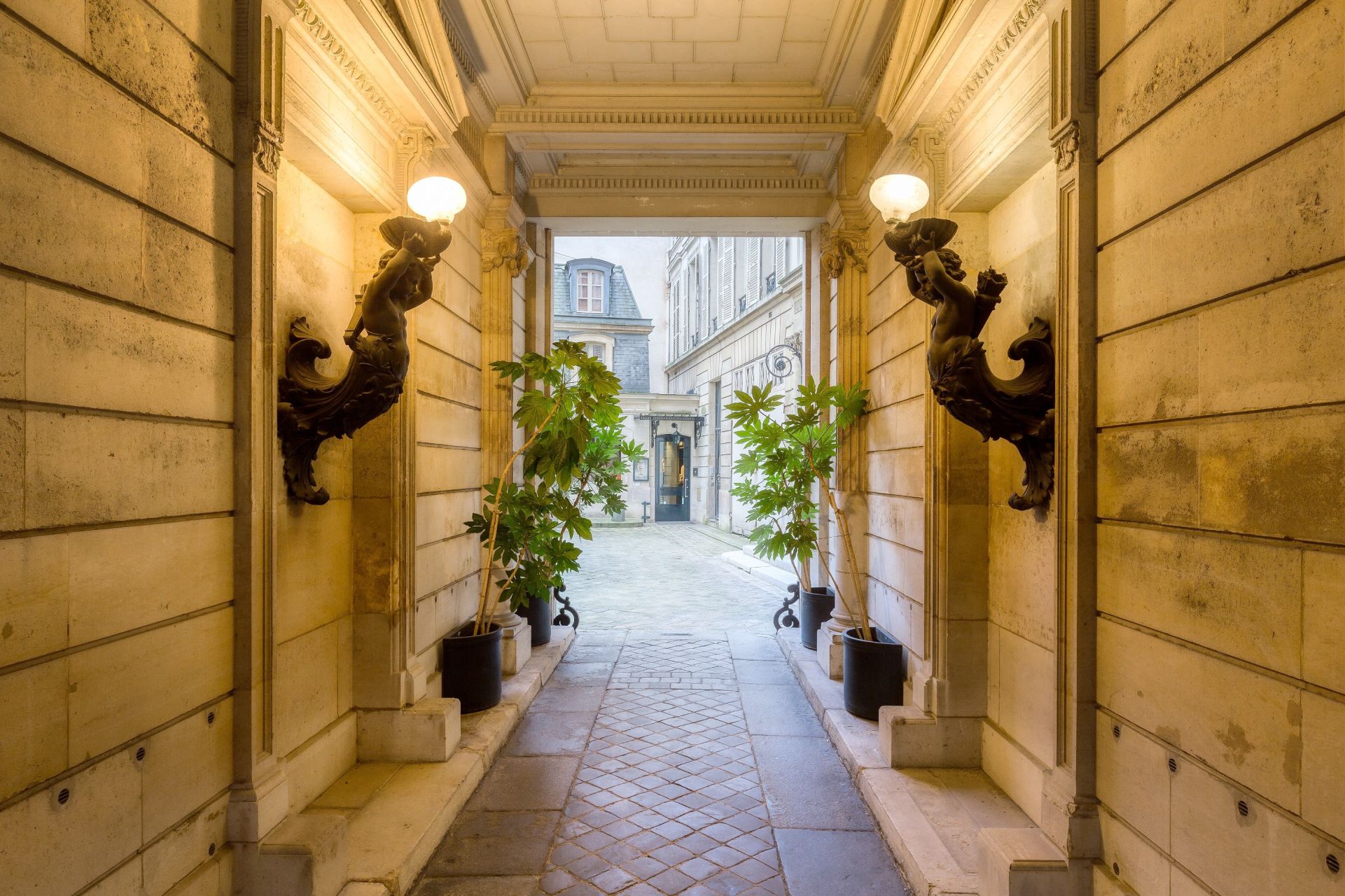 apartment 7 Rooms for sale on PARIS (75008)