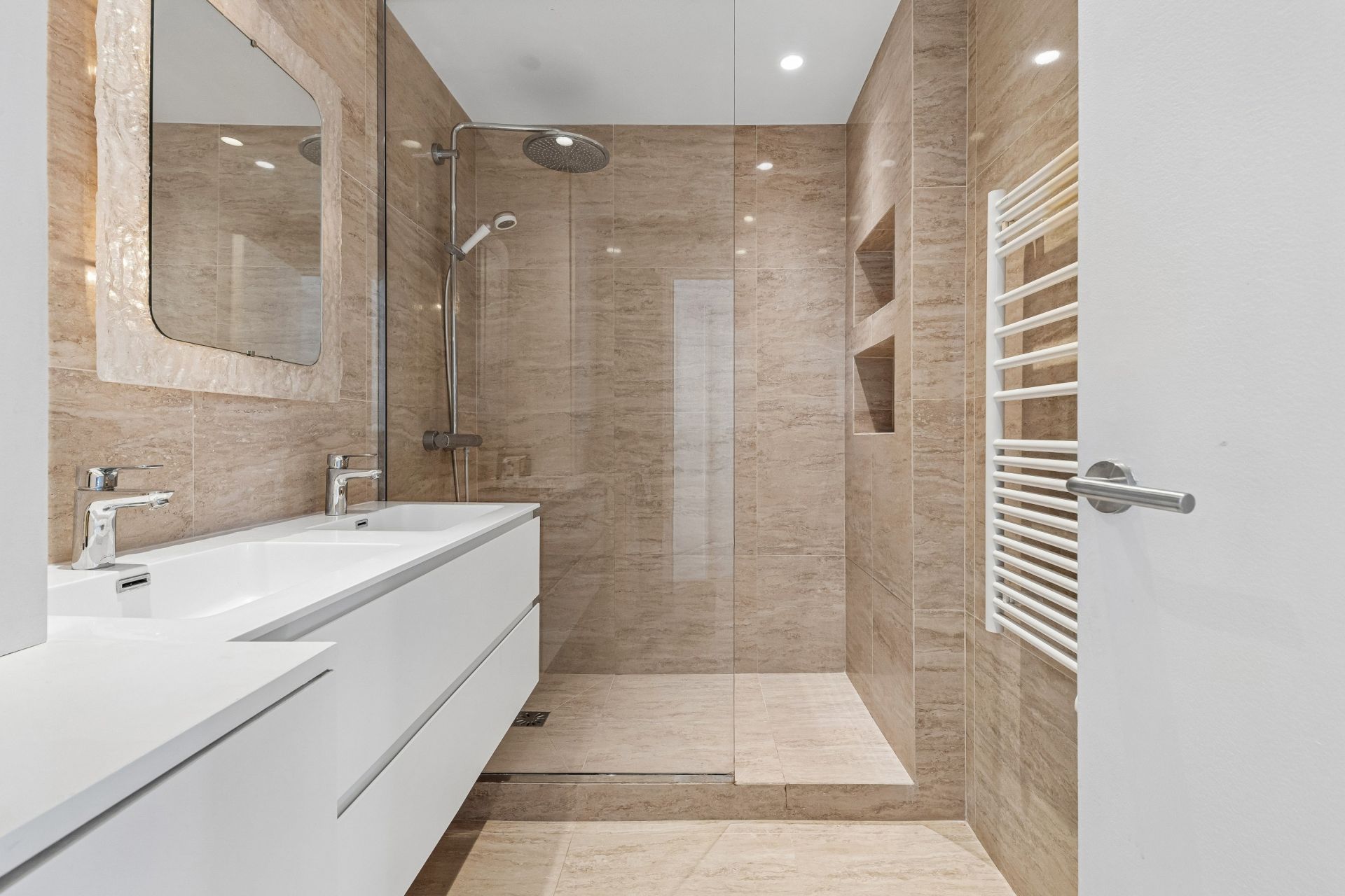 apartment 5 Rooms for sale on PARIS (75018)
