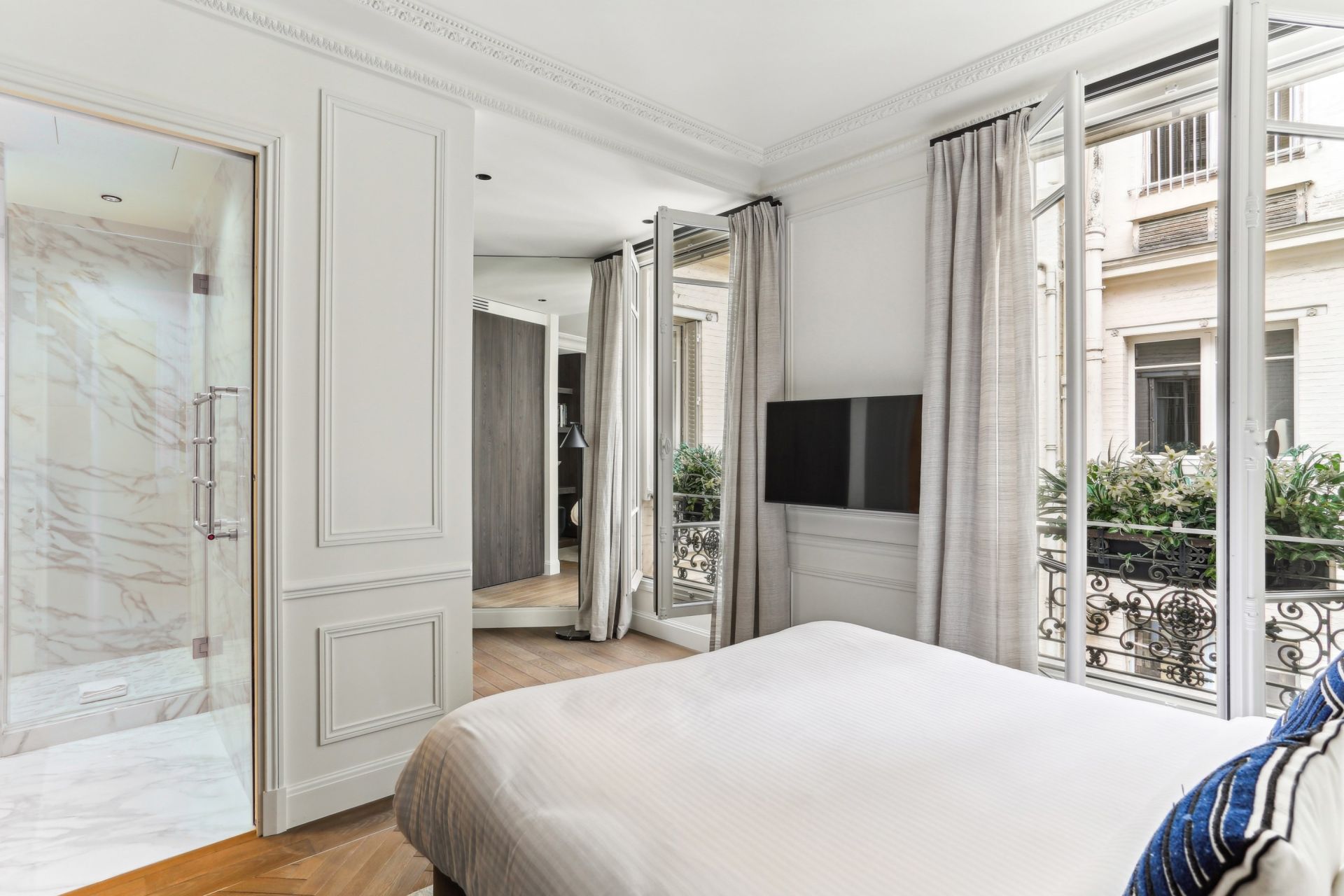 apartment 5 Rooms for sale on PARIS (75008)