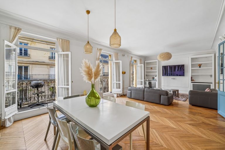 apartment 6 Rooms for sale on PARIS (75008)