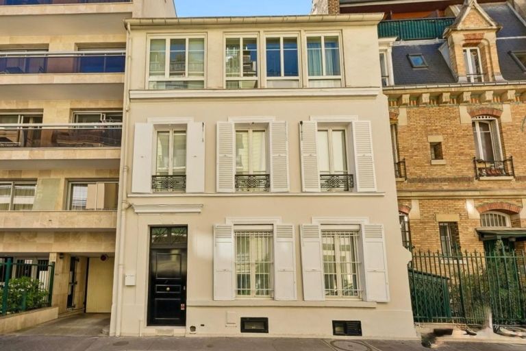 townhouse 8 Rooms for sale on PARIS (75016)