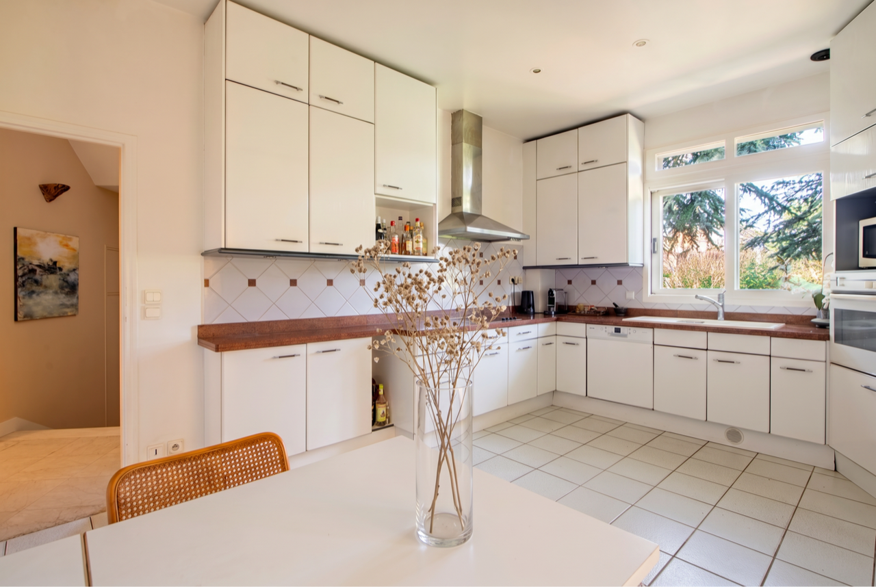 contemporary house 10 Rooms for sale on ST CLOUD (92210)