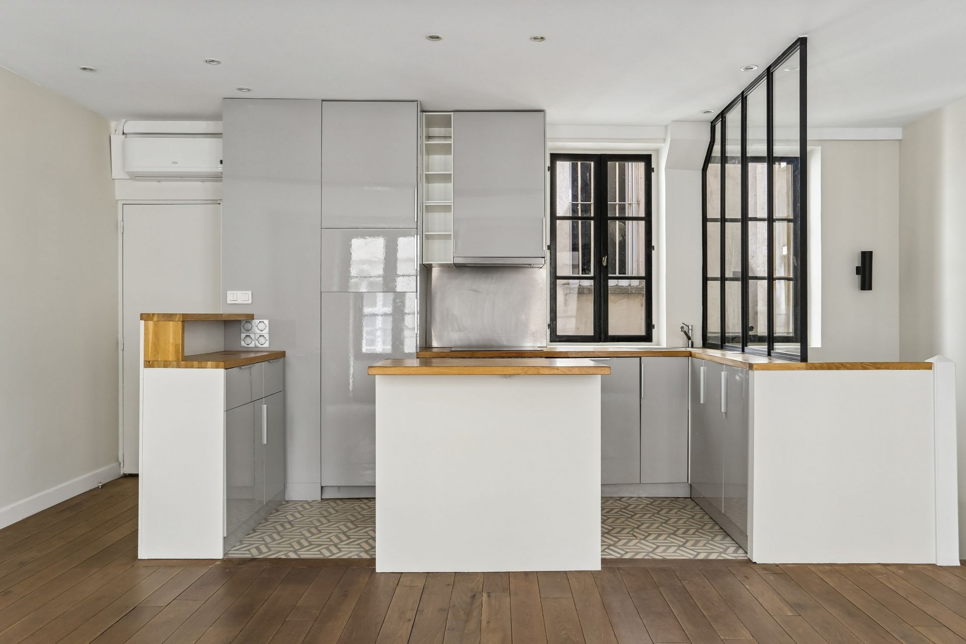 building for sale on PARIS (75003)