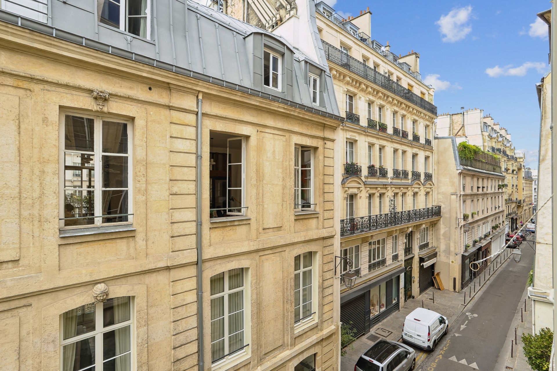 building for sale on PARIS (75003)