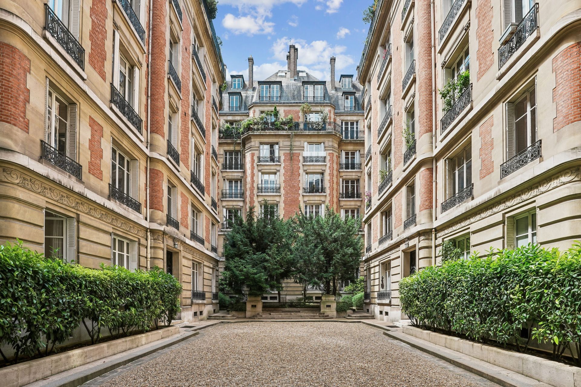 duplex 5 Rooms for sale on PARIS (75008)