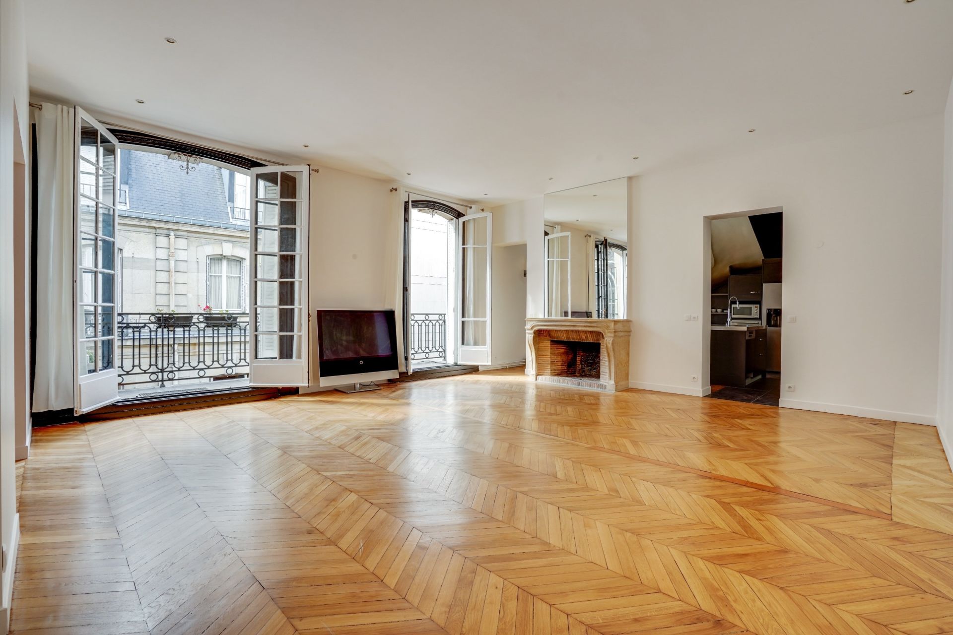 apartment 5 Rooms for sale on PARIS (75008)