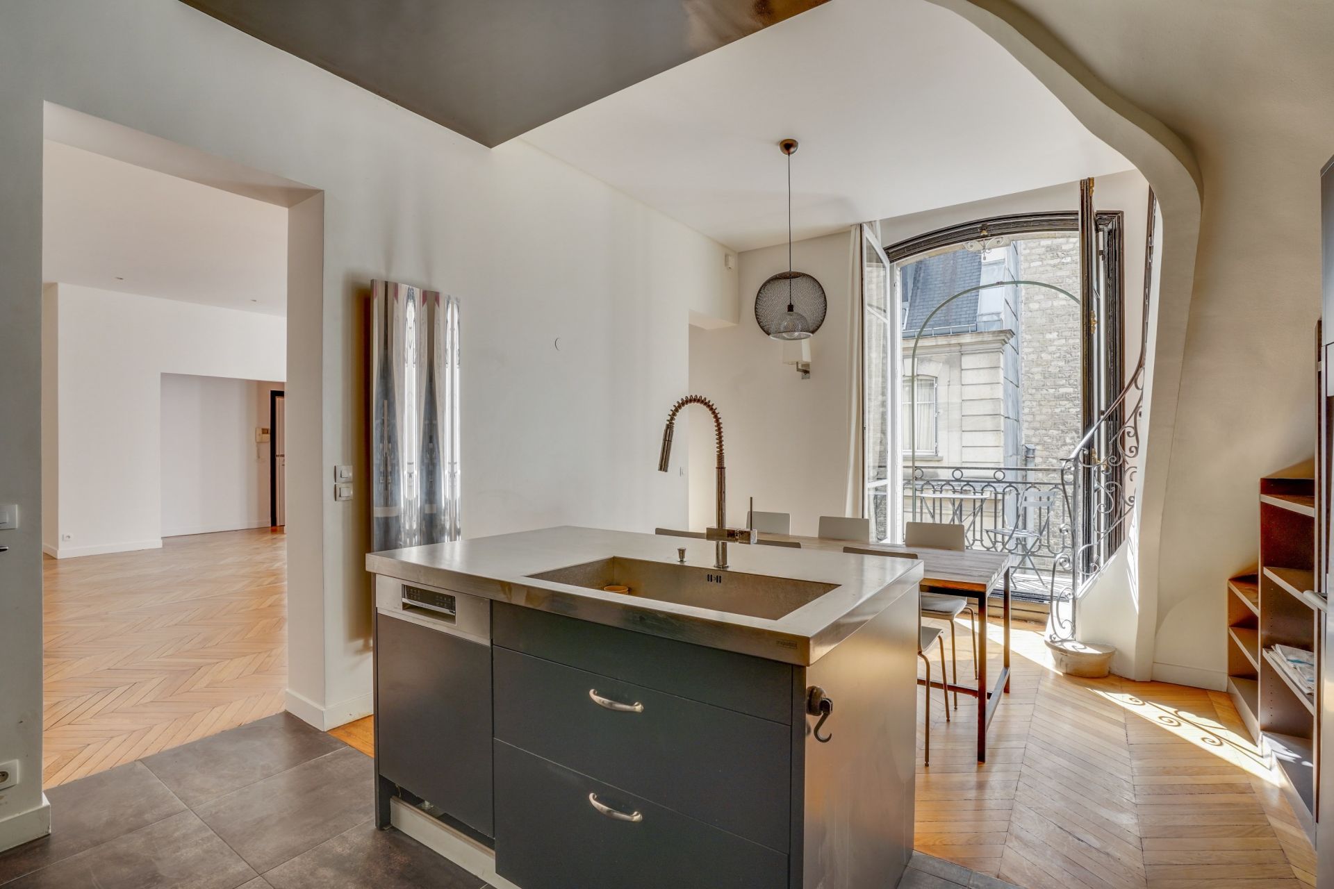 apartment 5 Rooms for sale on PARIS (75008)