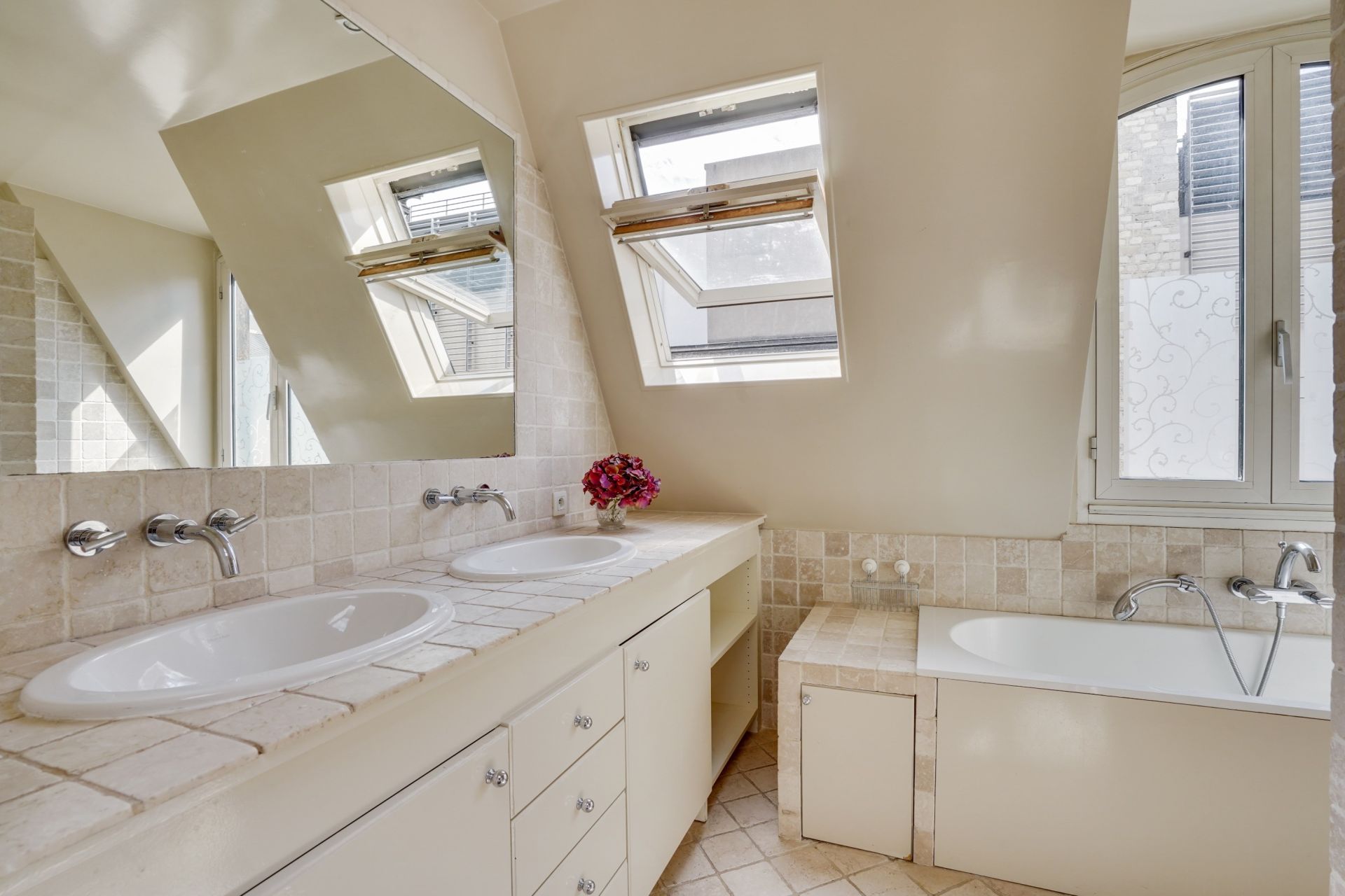 apartment 5 Rooms for sale on PARIS (75008)