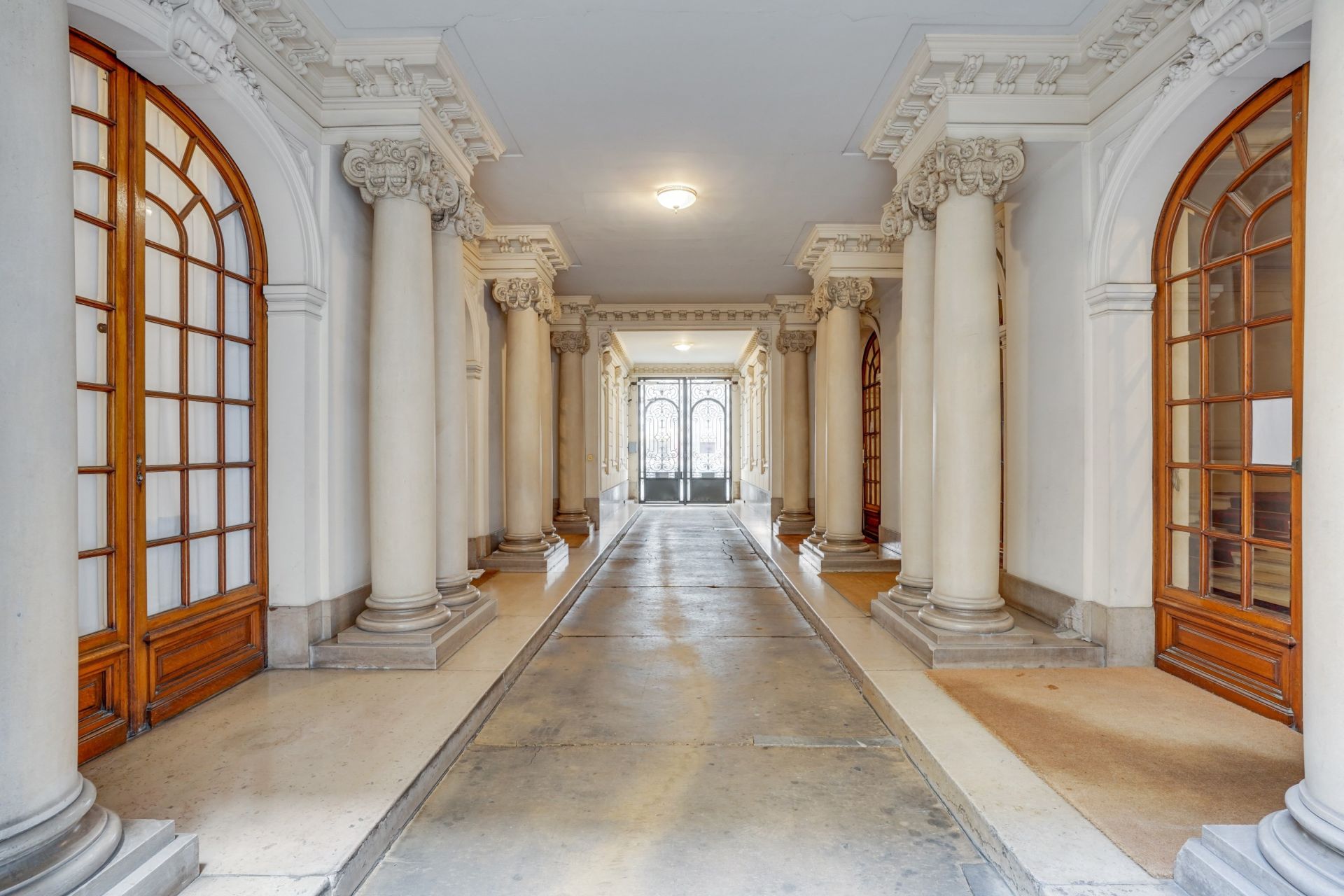 apartment 5 Rooms for sale on PARIS (75008)