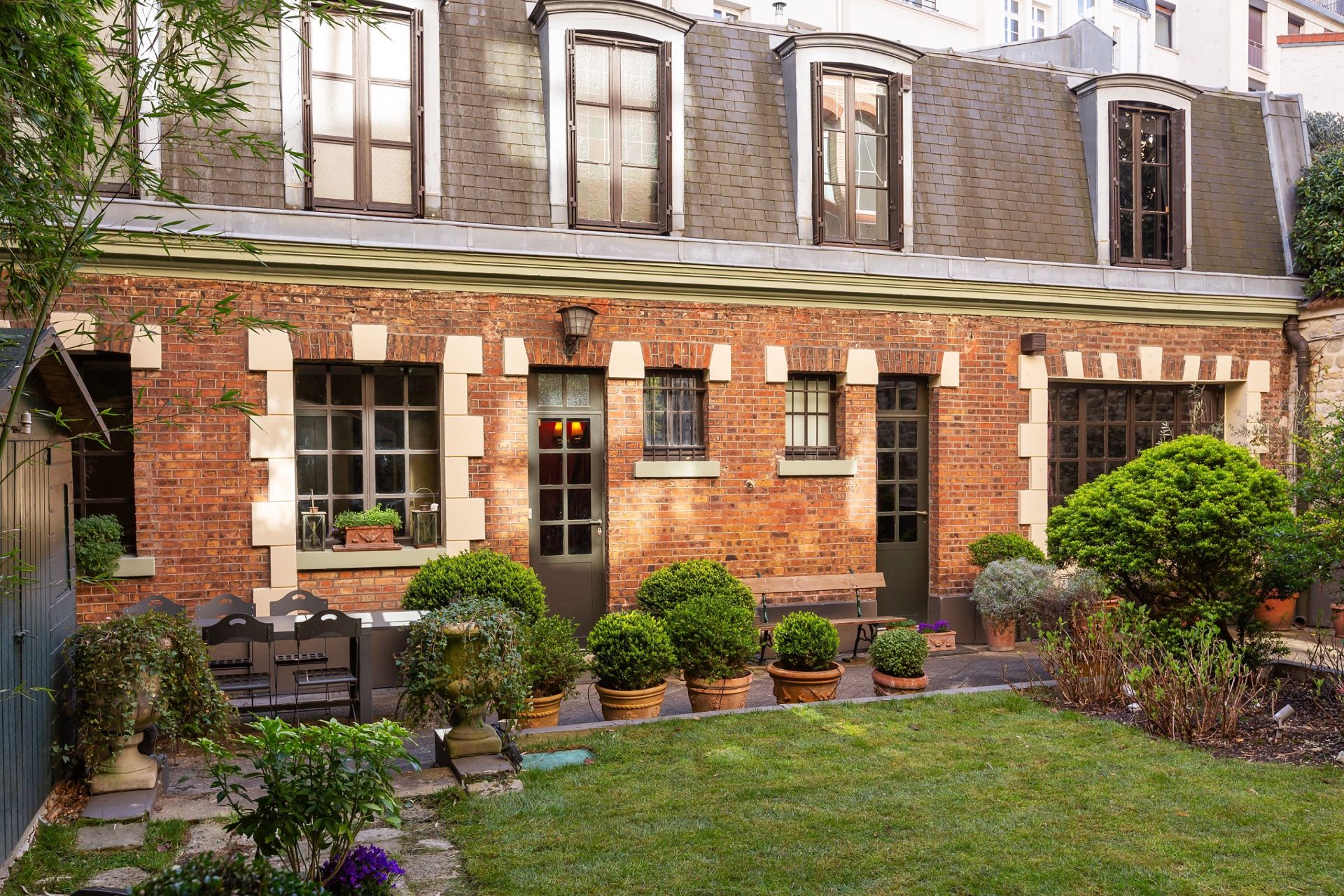 mansion (hôtel particulier) 7 Rooms for sale on PARIS (75116)