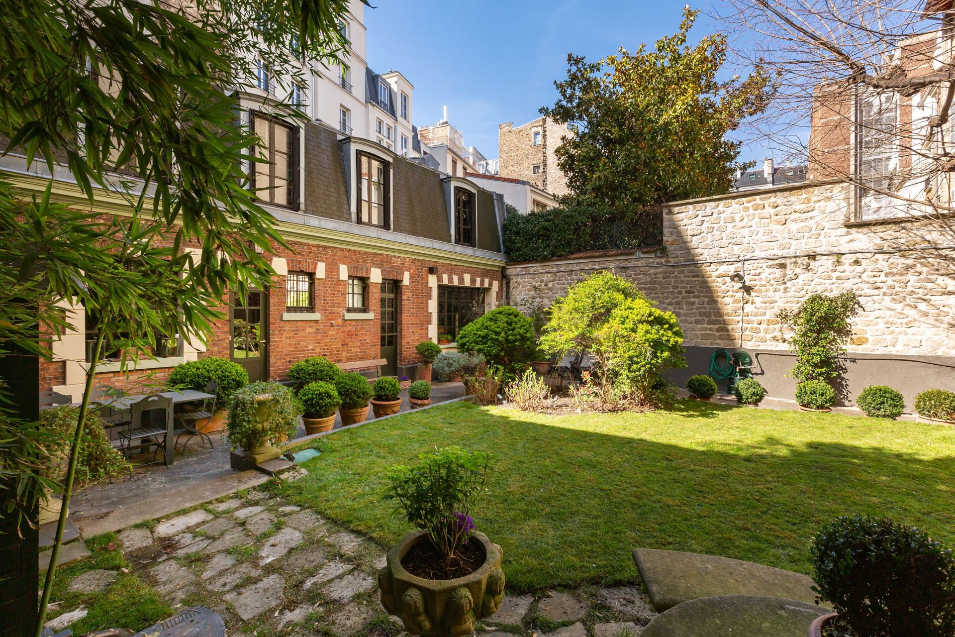 mansion (hôtel particulier) 7 Rooms for sale on PARIS (75116)