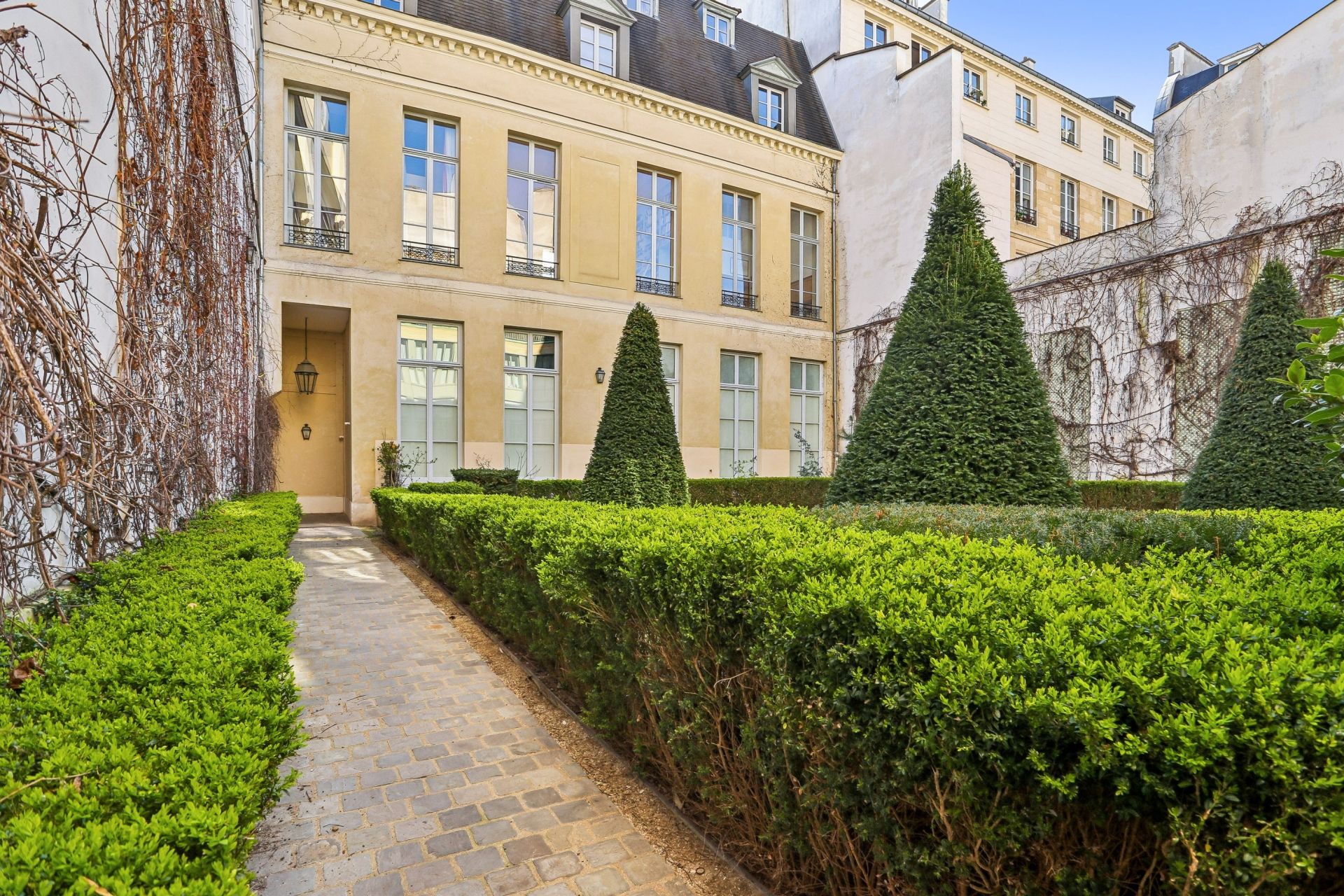 apartment 5 Rooms for sale on PARIS (75003)