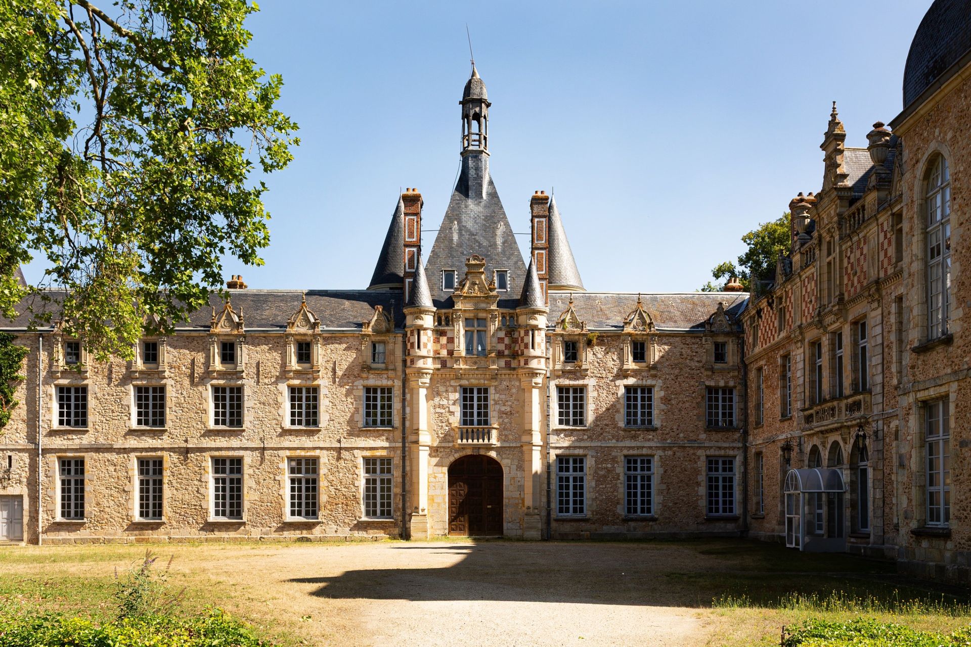 castle 56 Rooms for sale on AUNEAU (28700)