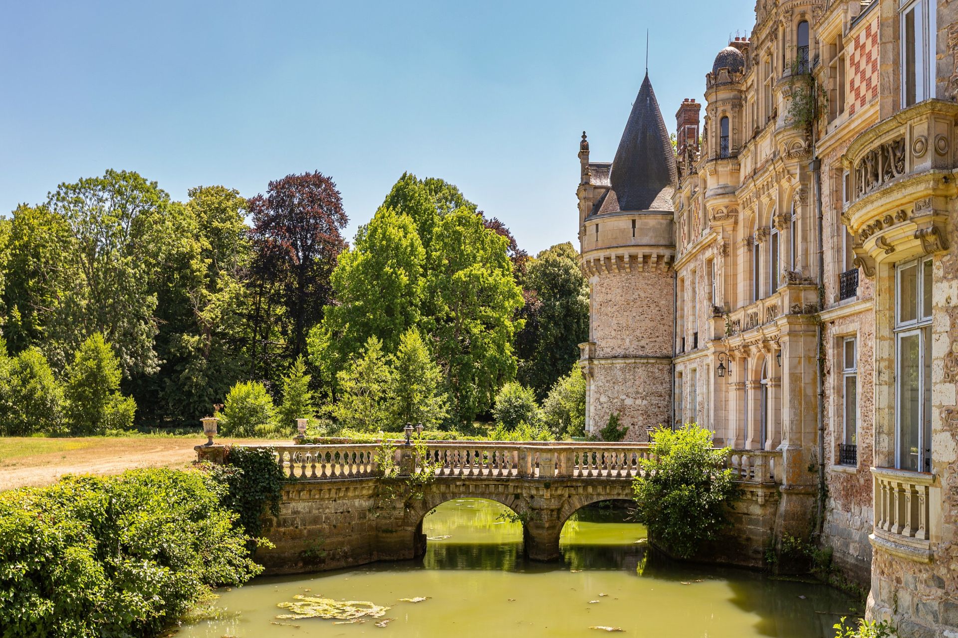 castle 56 Rooms for sale on AUNEAU (28700)
