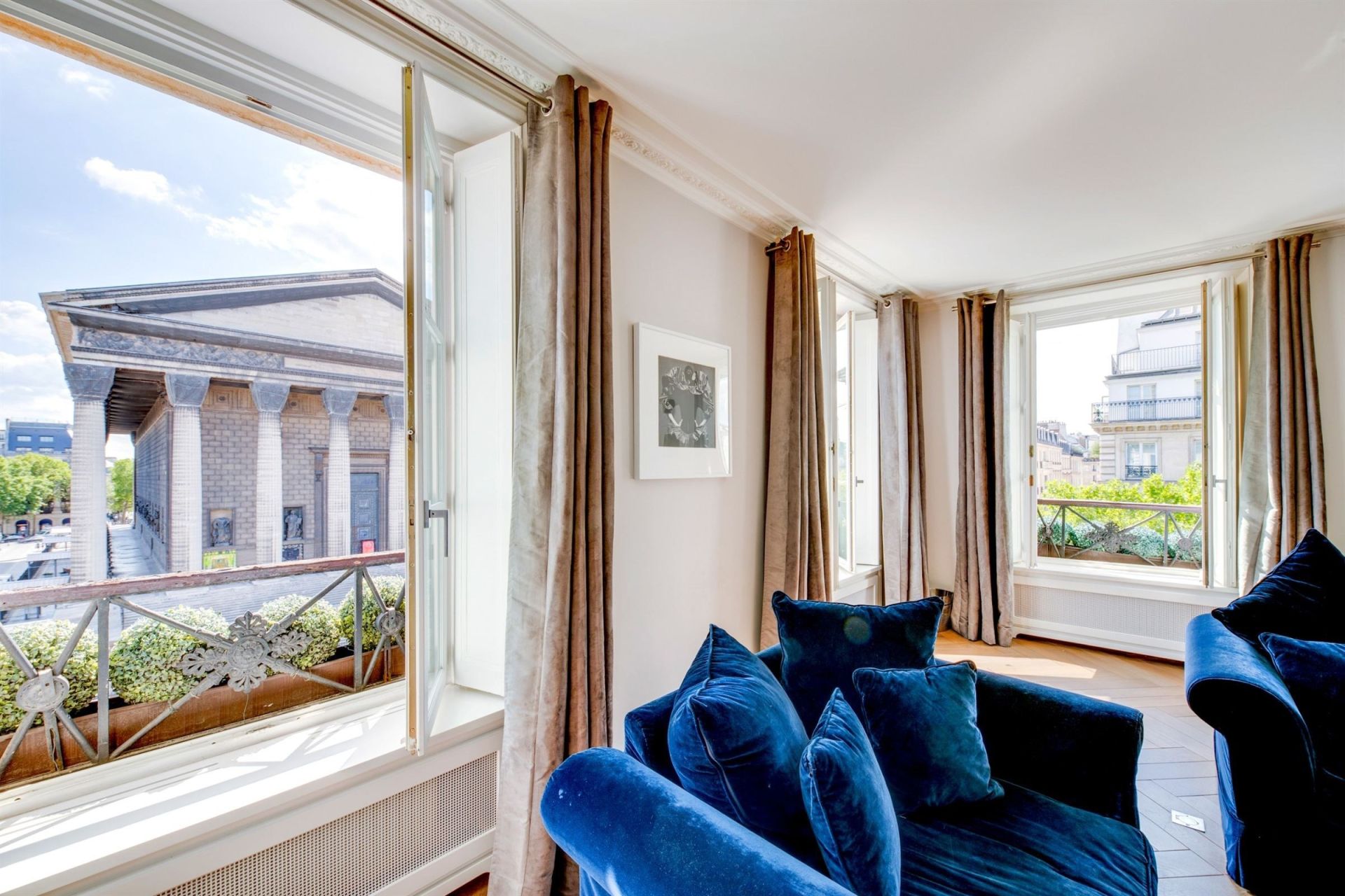 apartment 9 Rooms for rent on PARIS (75008)