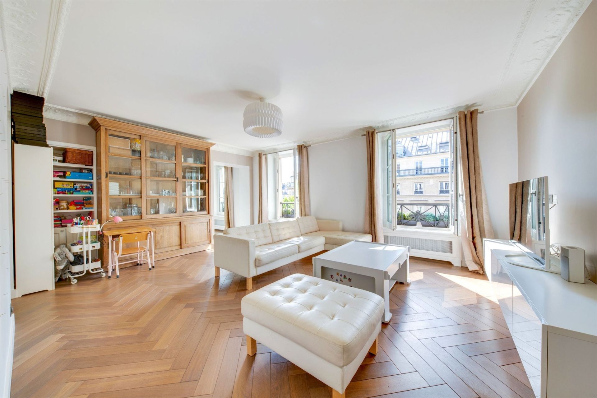 apartment 9 Rooms for rent on PARIS (75008)