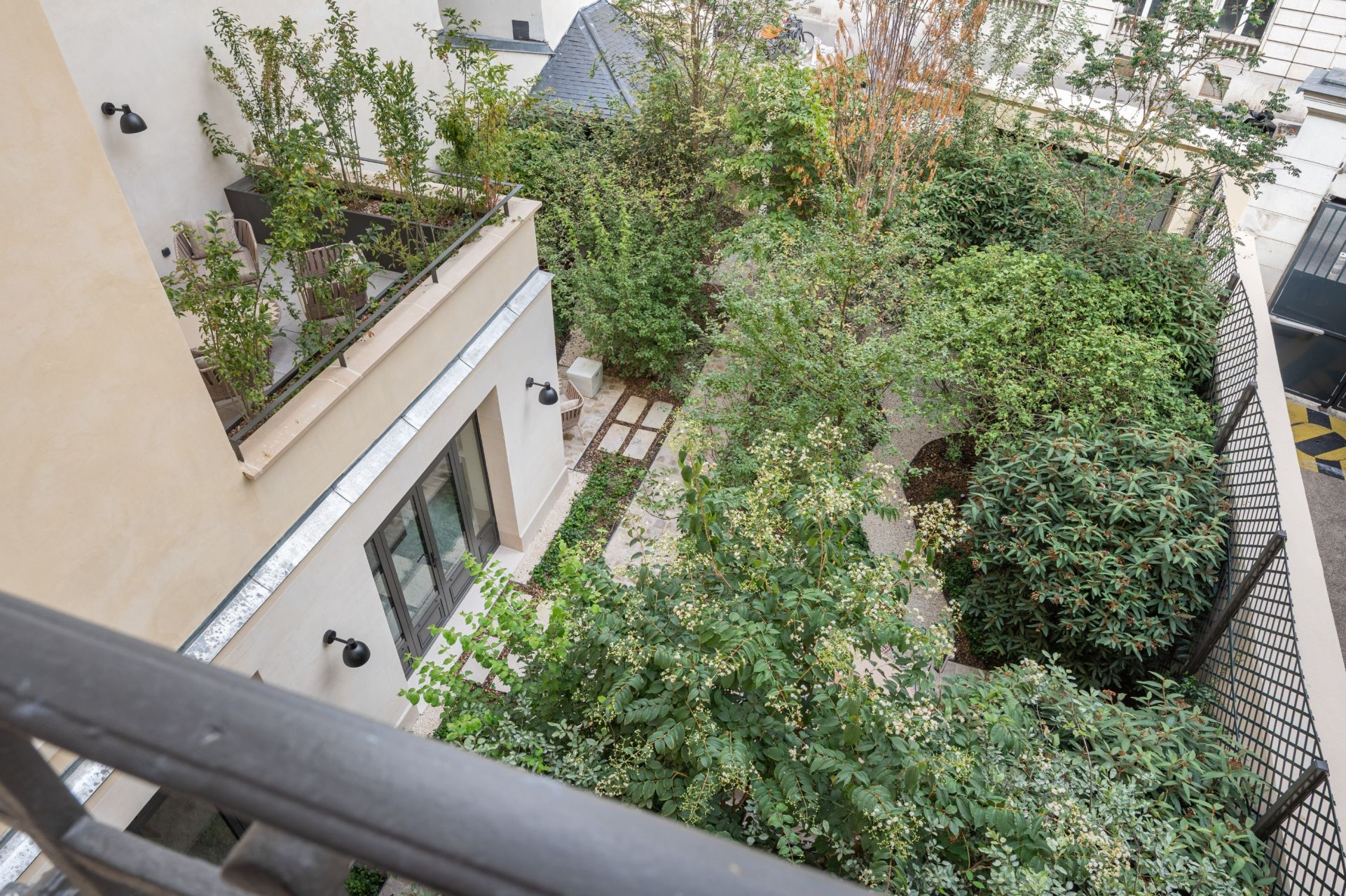 building for sale on PARIS (75006)