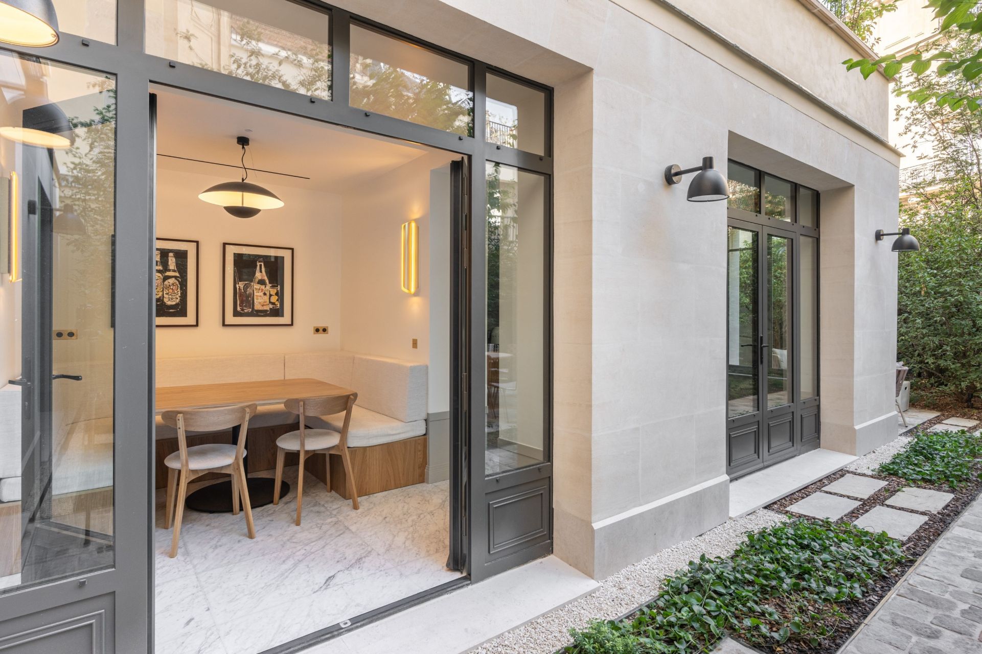 building for sale on PARIS (75006)