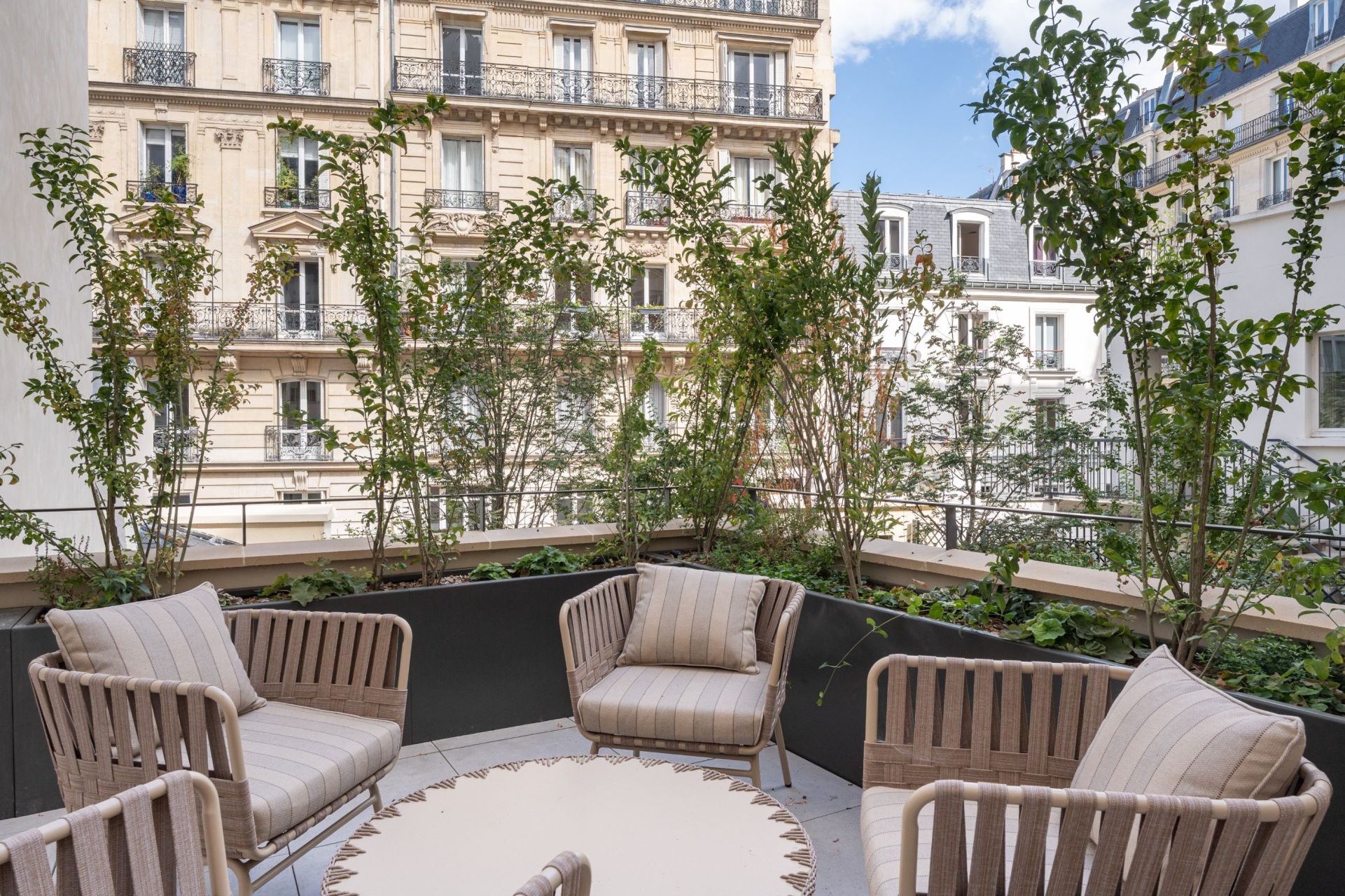 building for sale on PARIS (75006)