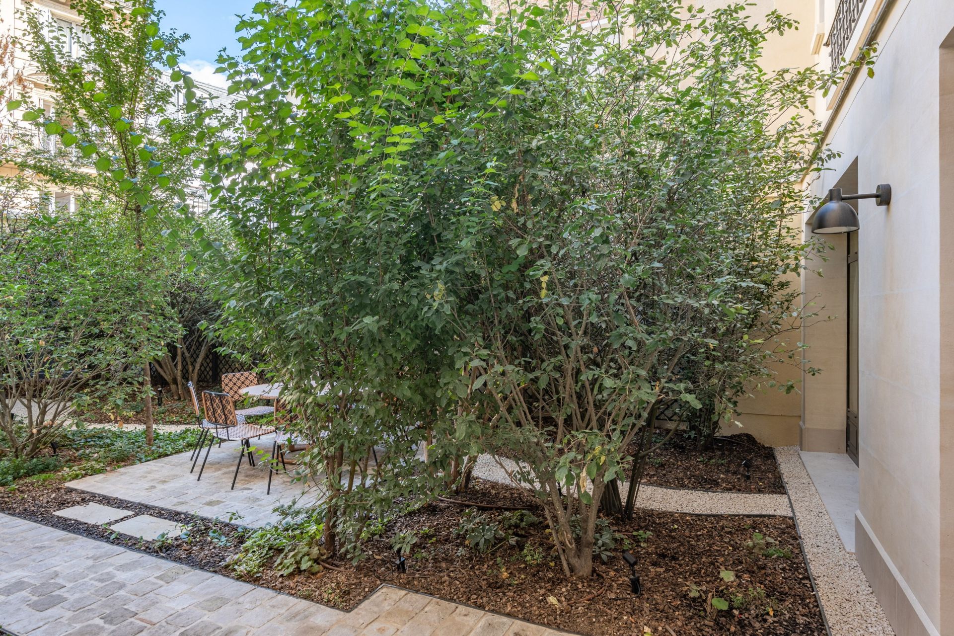building for sale on PARIS (75006)