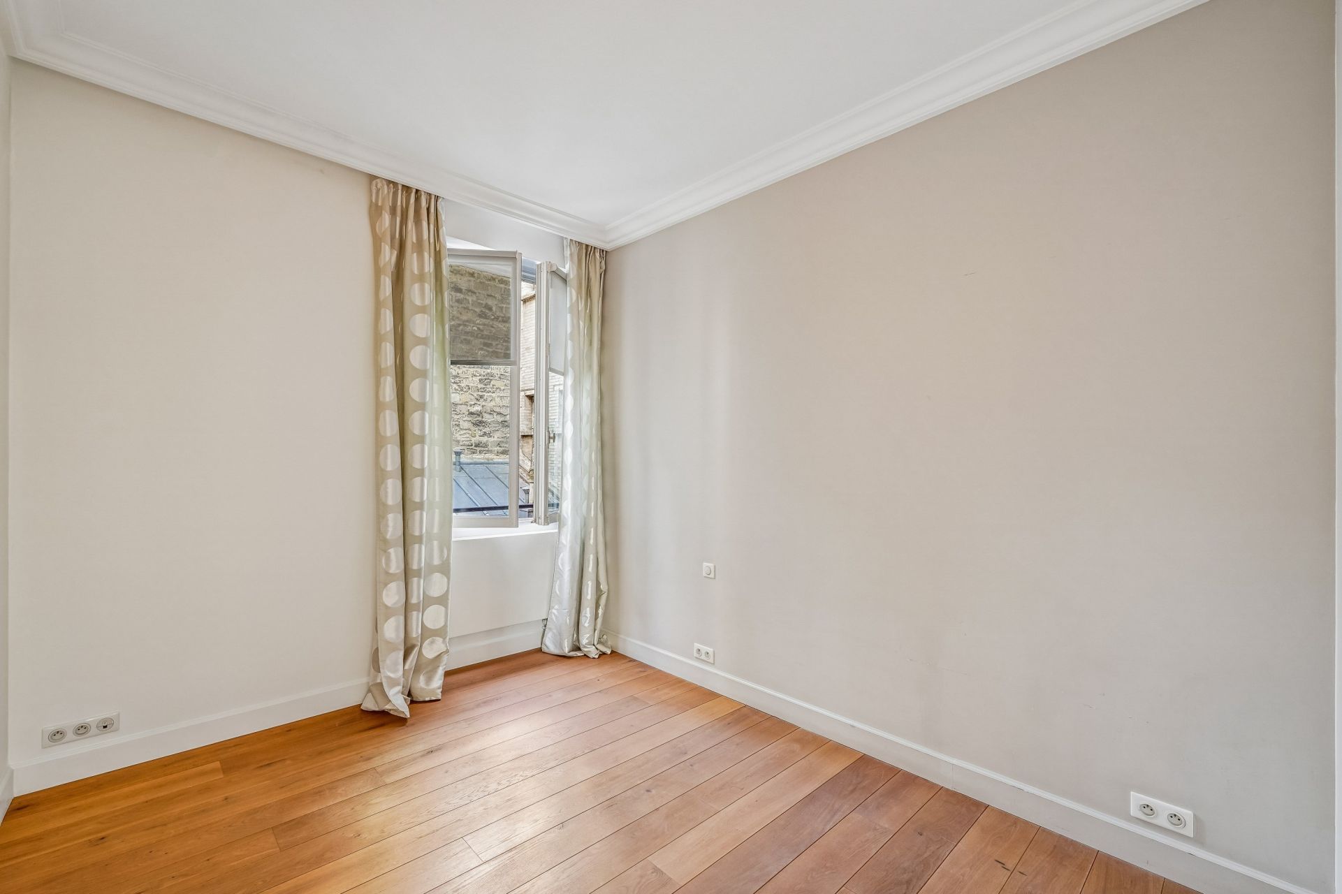 apartment 7 Rooms for sale on PARIS (75007)