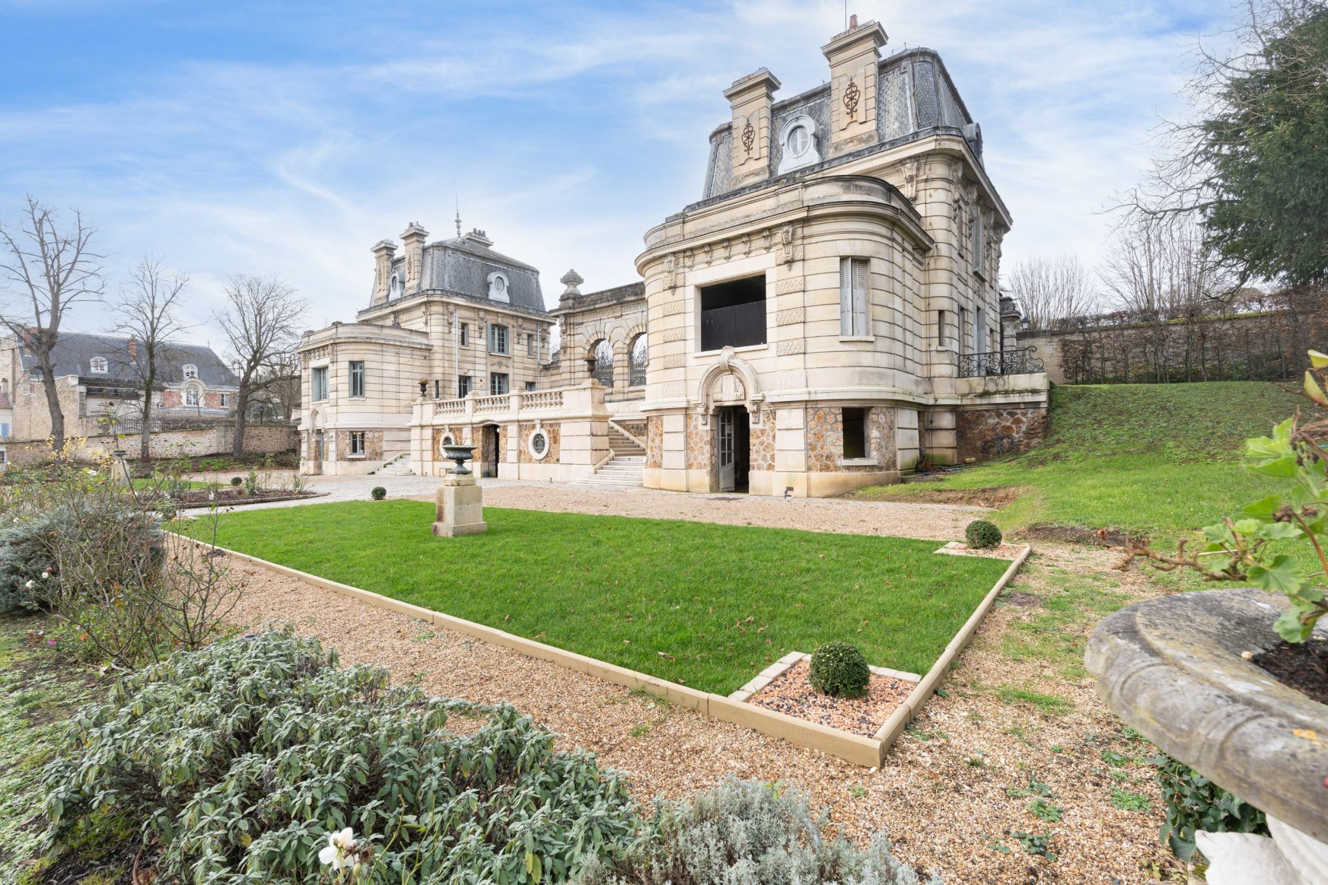house 10 Rooms for sale on LOUVECIENNES (78430)