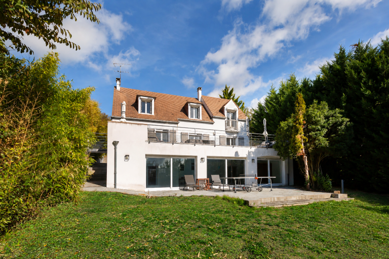 house 10 Rooms for sale on TRIEL SUR SEINE (78510)