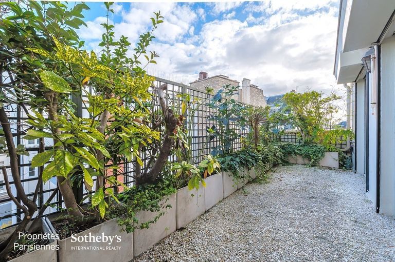 AVENUE MONTAIGNE - 65 SQM.